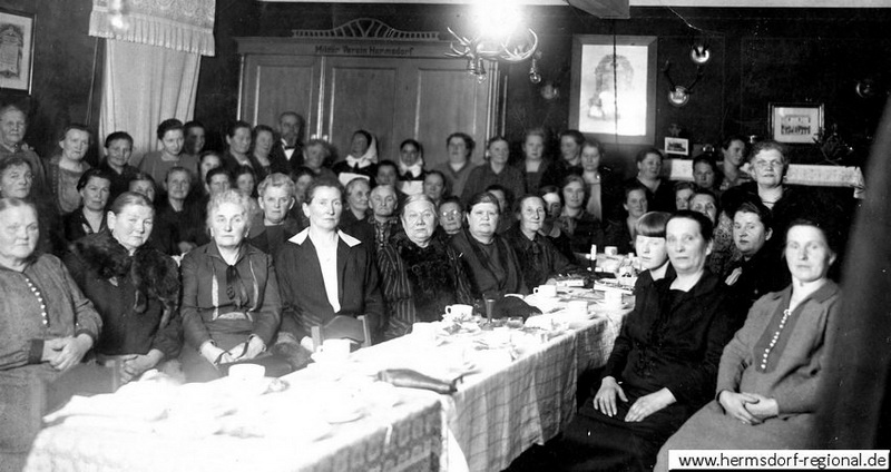 Kriegerverein um 1919 - Versammlung der Frauen - ganz rechts Agnes Knauer geb. Schlag, die Ehefrau vom Klempnermeister Hermann Knauer.